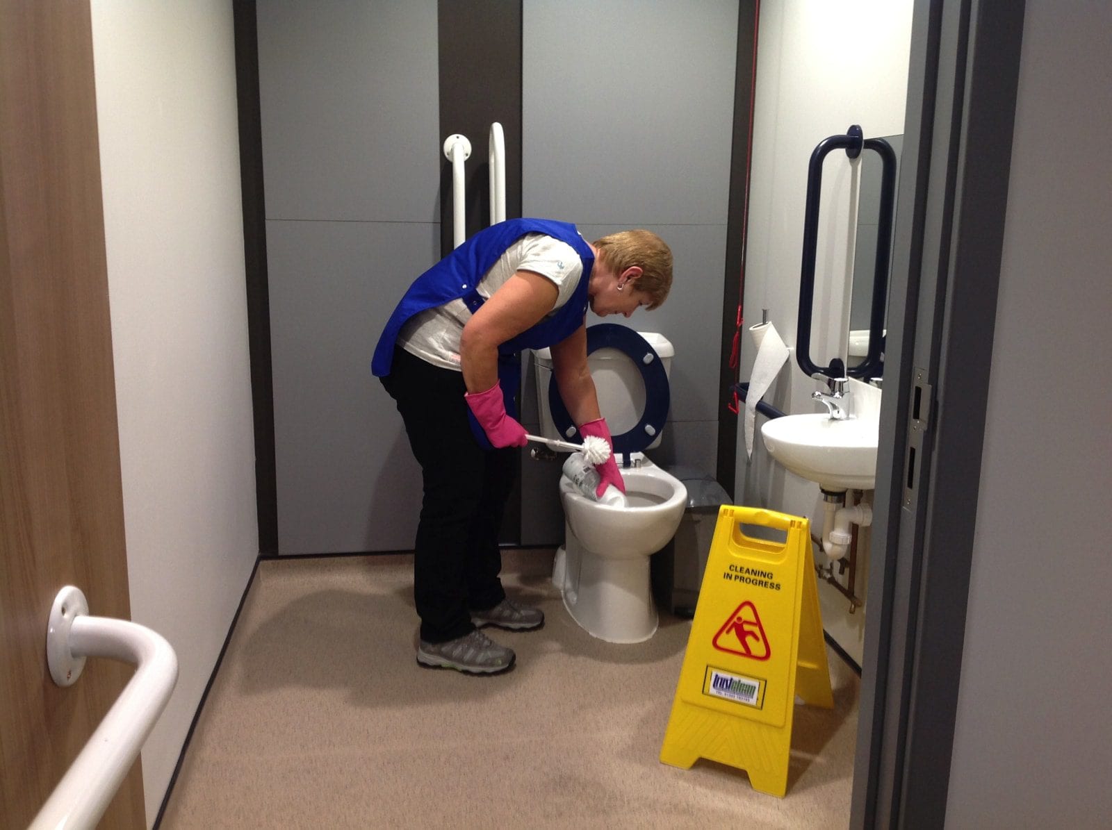 Office & Commercial cleaning image 10